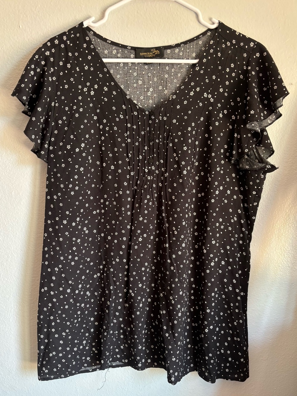 Suzanne Betro SB women’s sz L Black Floral Pintuck V-Neck Flutter Sleeve Top